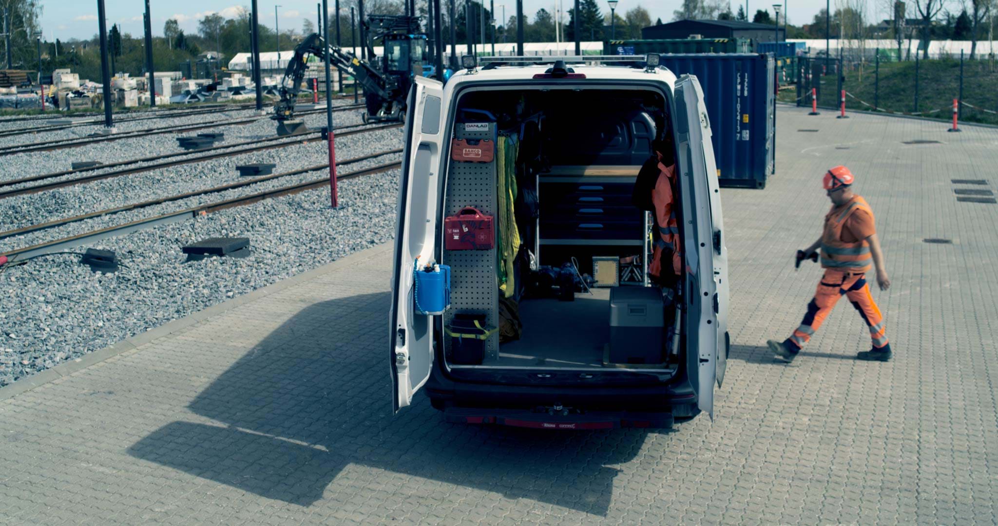 All-in-one Inverter/Battery System powers all 230V and 12V appliances (LPS)
